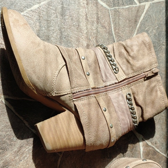 Boots 👢 - Picture 3 of 5